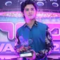 Aliando Syarief memegang trofi penghargaan Fanbase Paling Inbox dalam penghargaan Inbox Awards 2016 di Studio 6 Emtek City, Jakarta, Rabu (19/10). Alicious berhasil mengalahkan fanbase artis idola lainnya. (Liputan6.com/Immanuel Antonius)