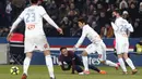 Pemain PSG, Neymar (tengah) jatuh saat berebut bola dengan pemain Marseille pada lanjutan Ligue 1 Prancis di Parc des Princes Stadium, Paris, (25/2/2018). PSG menang 3-0. (AP/Thibault Camus)
