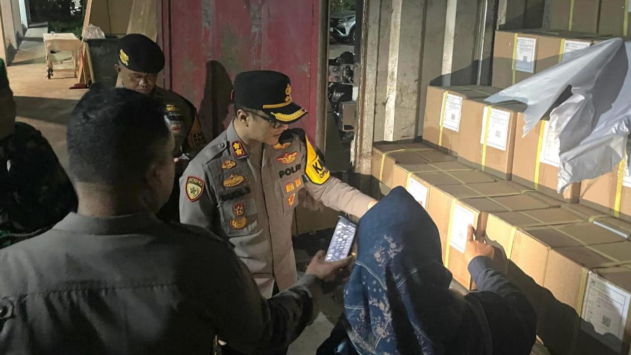 Temuan Kapolres Inhil Usai Cek Logistik Pilkada: Surat Suara Aman, Satu Boks Tinta Rusak