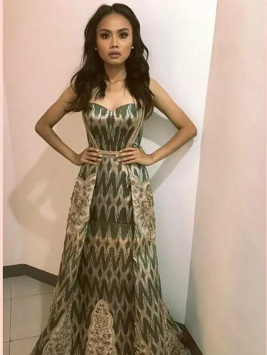 Pemeran Novi di film ‘Marlina si Pembunuh dalam Empat Babak’ ini tampaknya menyukai wastra Indonesia. Lihat saja penampilannya kali ini dalam balutan dress tenun warna hijau-emas. (Instagram/deapanendra).