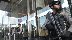 Petugas Badan Reserse Kriminal (Bareskrim) Mabes Polri melakukan penggeledahan di kantor Satuan Kerja Khusus Pelaksana Kegiatan Usaha Hulu Minyak dan Gas Bumi (SKK Migas) Wisma Mulia, Jakarta, Selasa (5/5/2015). (Liputan6.com/Herman Zakharia)