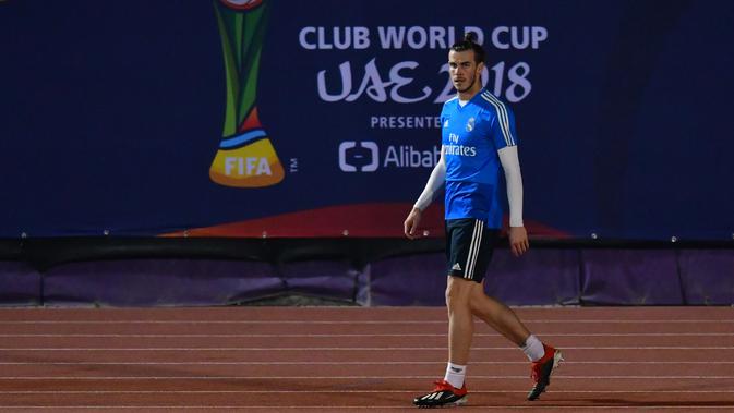 Gelandang Real Madrid, Gareth Bale saat mengikuti sesi pelatihan tim di stadion New York University Abu Dhabi, Uni Emirat Arab (17/12). Madrid akan bertanding melawan Kashima Antlers pada semifinal Piala Dunia Antarklub 2018. (AFP Photo/Giuseppe Cacace)