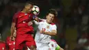 Penyerang Portugal, Nani, duel udara dengan pemain Gibraltar, Mascarenhas Olivero. Sejak menit awal Portugal langsung bermain menyerang menekan pertahanan Gibraltar. (EPA/Hugo Delgado)