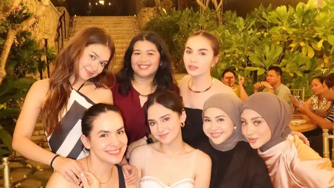 Para sahabat saat welcoming dinner Syifa Hadju dan El Rumi di Bali. [@elinaaaaajoerg