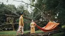 Foto prewedding kali ini hadir dalam balutan busana Jawa kontemporer bernuansa earth tone [@febbyrastanty]