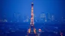 Lansekap kota Paris dari atap gedung pencakar langit "The Tour Montparnasse" memperlihatkan Menara Eiffel, Senin (8/1). Wisatawan dibuat tak percaya saat memandangi luasnya panorama kota saat malam yang bermandikan cahaya lampu. (CHRISTOPHE SIMON/AFP)