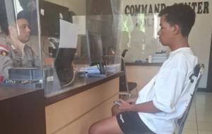 ARM alias Andreas, korban penganiayaaan anggota polisi di Kabupaten Belu, NTT, saat membuat laporan ke polisi. (Liputan6.com/ Ola Keda)