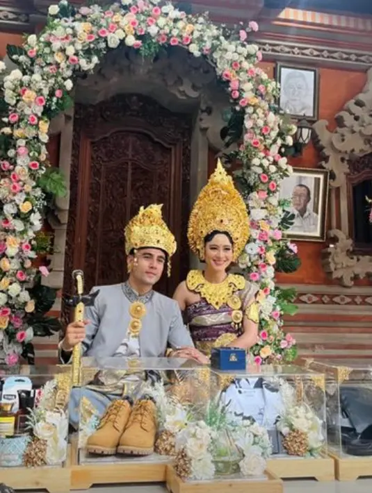 Berlangsung di Bali, Laura Theux dan Indra Brotolaras melangsungkan pernikahan dengan adat Bali [@ardhiapramayanti]