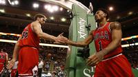 Derrick Rose dan Pau Gasol (Reuters)
