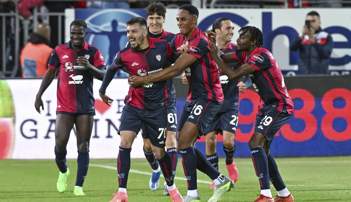 Pemain Cagliari, Gianluca Gaetano, melakukan selebrasi setelah mencetak gol ke gawang Juventus pada laga Liga Italia di Stadion Unipol Domus, Sabtu (20/4/2024). Kedua tim bermain sama kuat 2-2. (Gianluca Zuddas/LaPresse via AP)