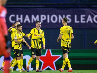 Para pemain Borussia Dortmund kemenangan mereka saat pertandingan kelima Liga Champions 2024/2025 melawan GNK Dinamo Zagreb di Stadion Maksimir, Zagreb, pada Rabu 27 November 2024 waktu setempat atau Kamis 28 November 2024 dini hari Waktu Indonesia Barat. (Damir SENCAR/AFP)