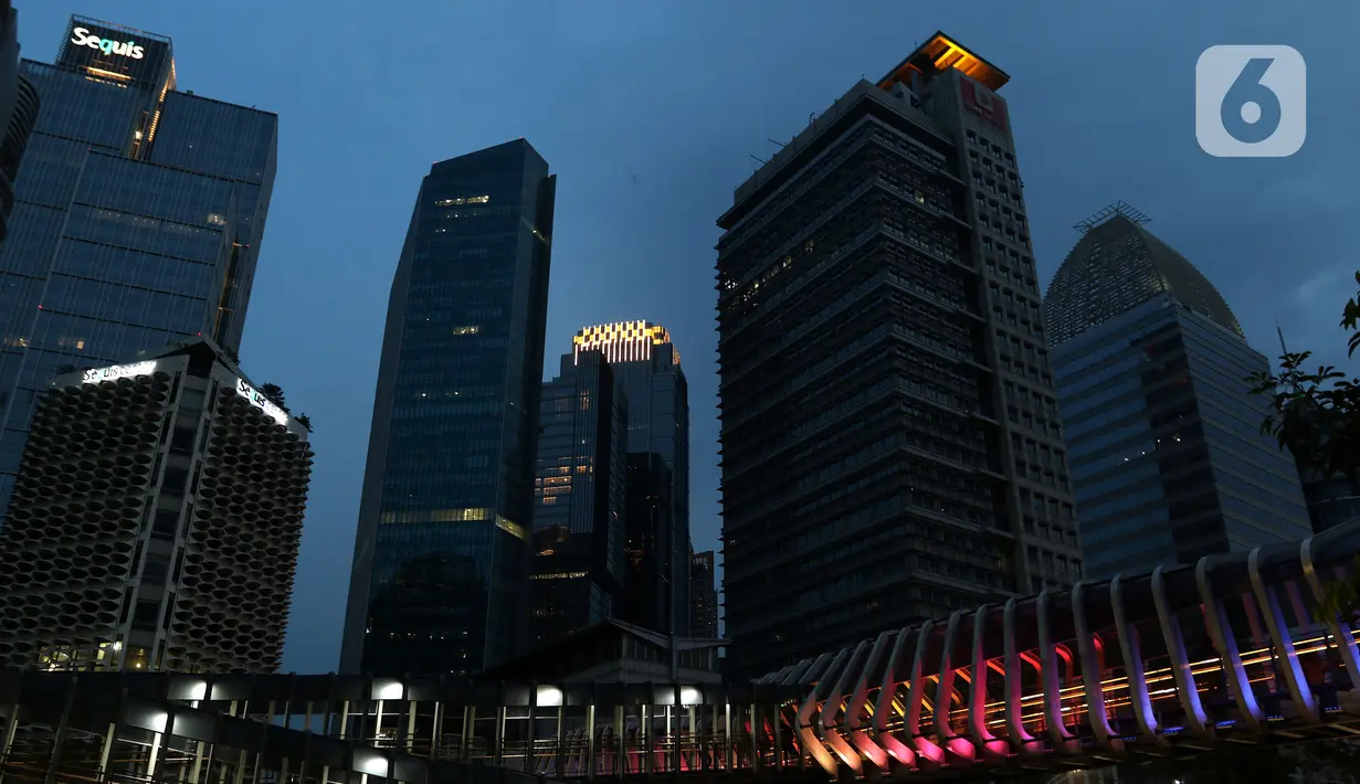 Suasana gedung perkantoran di Jakarta, Sabtu (17/10/2020). International Monetary Fund (IMF) memangkas proyeksi pertumbuhan ekonomi Indonesia 2020 menjadi minus 1,5 persen pada Oktober, lebih rendah dari proyeksi sebelumnya pada Juni sebesar minus 0,3 persen. (Liputan6.com/Johan Tallo)