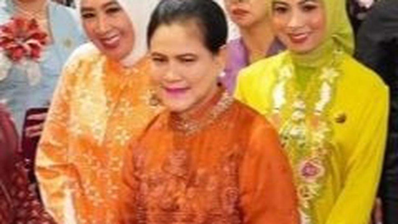 Annisa pun lantas membocorkan sikap Ibu Negara yang ternyata sama seperti rakyat biasa hobi belanja taplak dan mukena.
