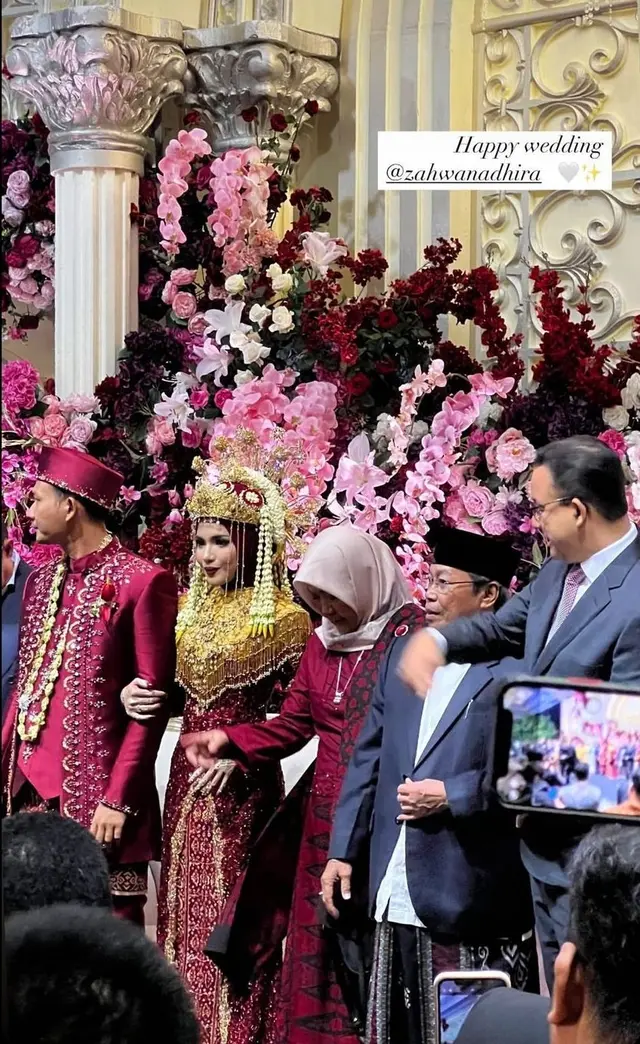 Mahfud MD ngunduh mantu, ini 10 potret resepsi Royhan Akbar dan Zahwa Nadhira pakai adat Betawi