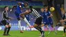 Striker Chelsea, Tammy Abraham (kedua dari kiri) melepaskan sundulan ke gawang Newcastle United dalam laga lanjutan Liga Inggris 2020/21 pekan ke-24 di Stamford Bridges, London, Senin (15/2/2021). Chelsea menang 2-0 atas Newcastle. (AFP/Mike Hewitt/Pool)