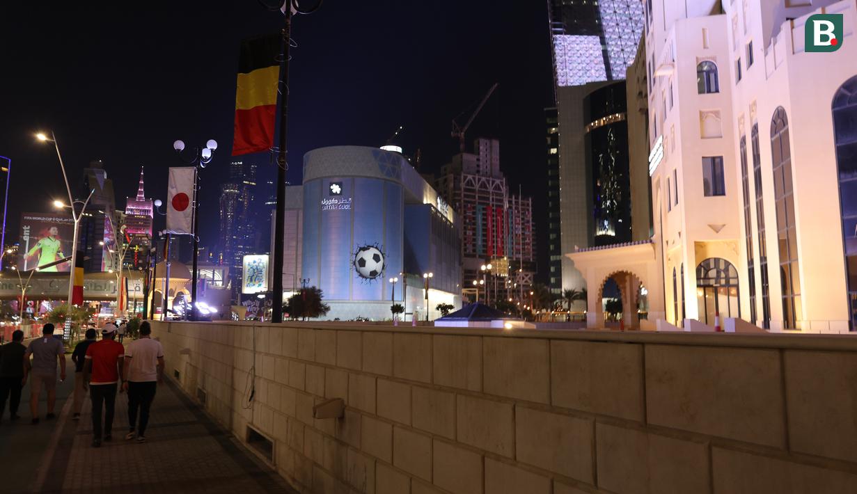 Para suporter dari berbagai negara hadir untuk melakukan nonton bareng lewat layar raksasa dan terdapat area hiburan, museum serta makanan dari berbagai negara di sana. (Bola.com/Ade Yusuf Satria)