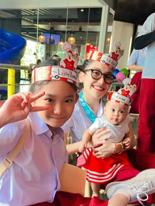 “Karena waktu kecil dia sekolah di SDN 01 Depok,” tulis Ayu Ting Ting soal alasannya pakai seragam SD. [Foto: IG/ayutingting92].