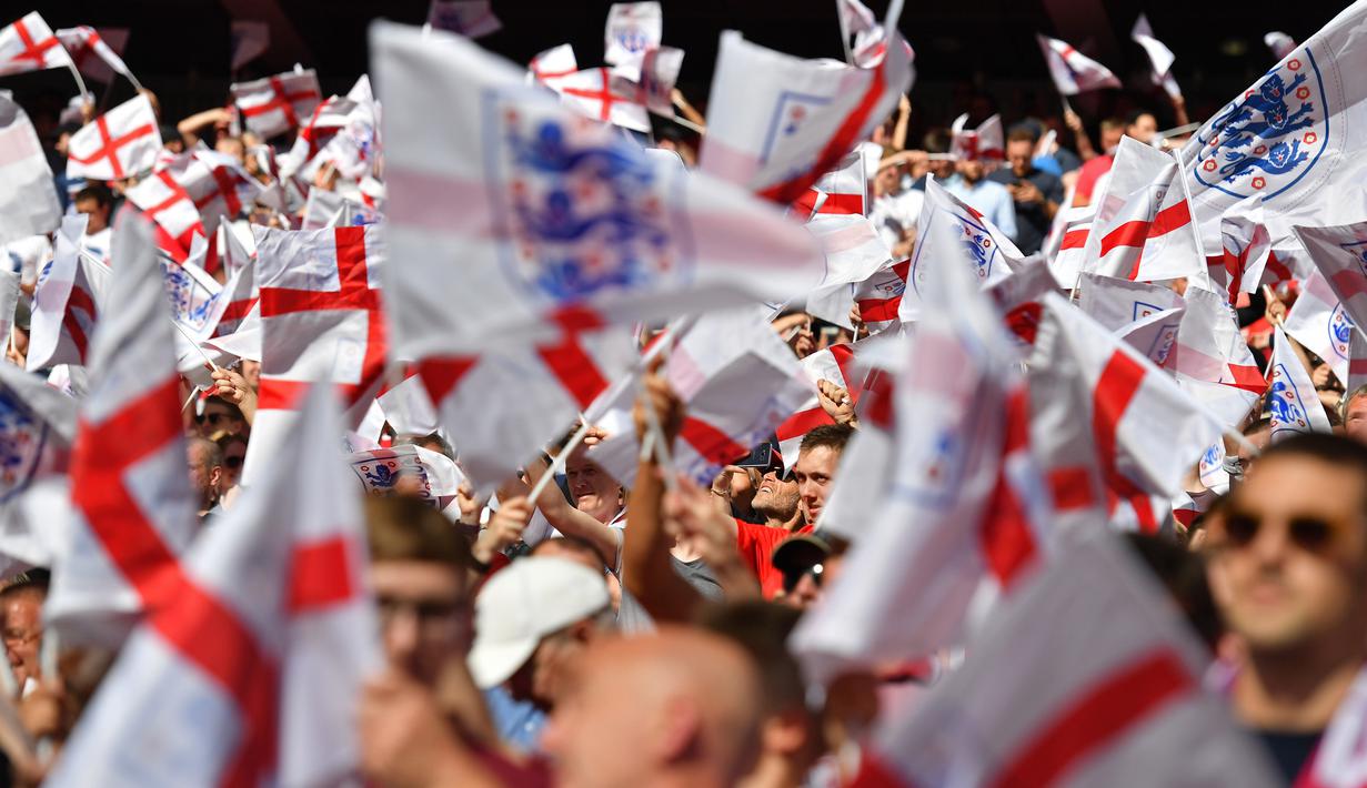 <p>Suporter Inggris memberikan dukungan saat melawan Nigeria pada laga persahabatan di Stadion Wembley, London, Sabtu (2/6/2018). Inggris menang 2-1 atas Nigeria. (AFP/Ben Stansall)</p>
