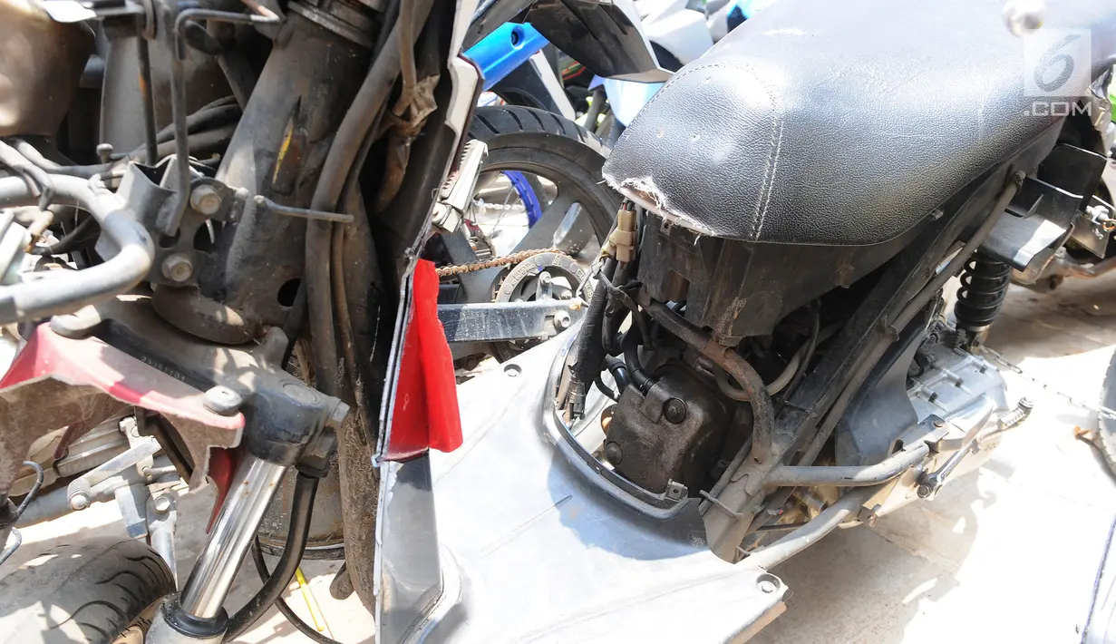 Kondisi sepeda motor yang dikendarai Adi Saputra (21) di Polres Tangerang Selatan, Jumat (8/2).  Adi Saputra mengamuk dan merusak motor matik-nya lantaran tidak terima ditilang polisi di kawasan BSD pada Kamis (7/2) kemarin. (Liputan6.com/Herman Zakharia)