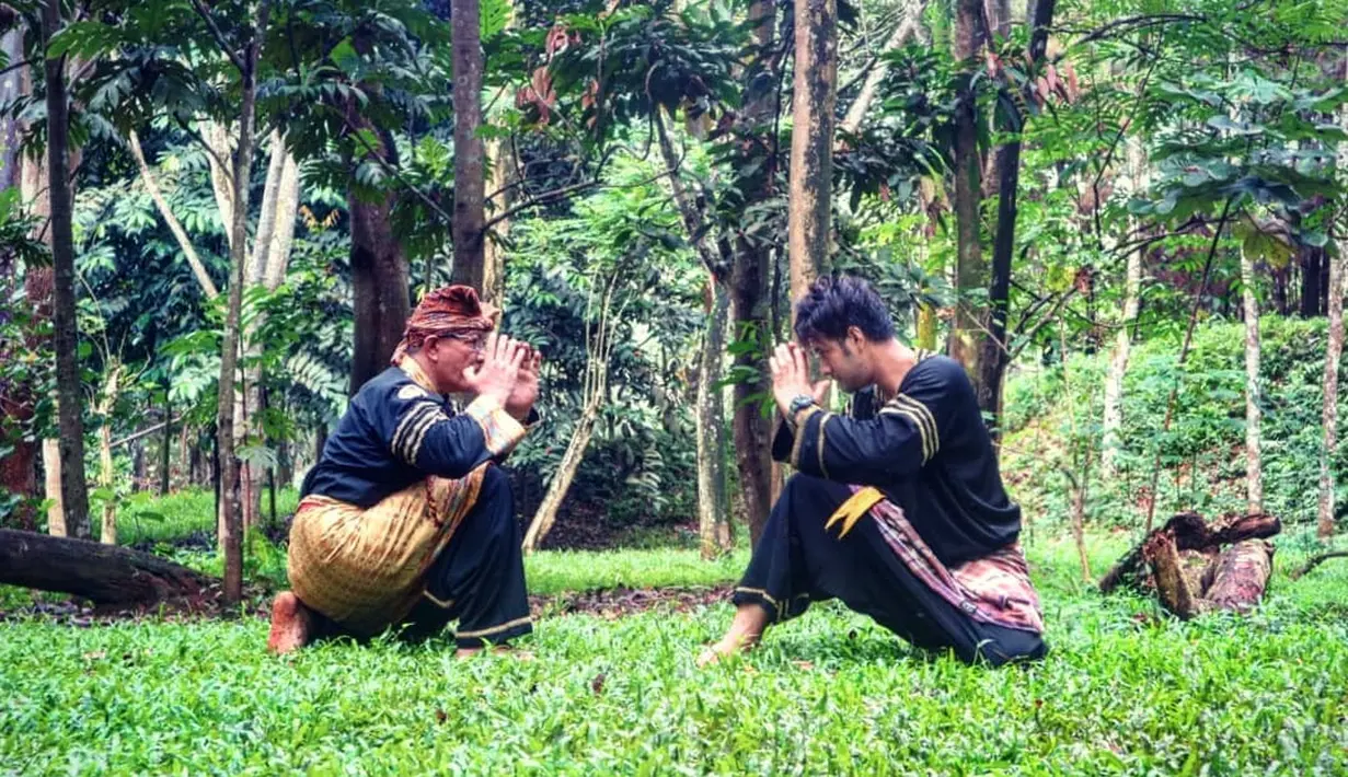 Indonesia memiliki banyak warisan budaya dari leluhur. Di jaman sekarang, banyak generasi muda yang mulai melupakan warisan budaya. Salah satu artis  yang masih peduli melestarikan budaya leluhur adalah pesinetron Ammar Zoni. (Instagram/ammarzoni)