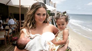 Keseruan Chrissy Teigen Dan John Legend Liburan Di Bali News Entertainment Fimela Com