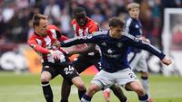Pemain Brentford, Mikkel Damsgaard, mencoba merebut bola dari gelandang Manchester United (MU), Manuel Ugarte, dalam laga pekan ke-35 Premier League di Gtech Community Stadium, London, Minggu (4/5/2025) malam WIB. (John Walton/PA via AP)