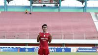 Mantan bek Timnas Indonesia U-16, Muhammad Faqih Maulana, mencatatkan debutnya bersama Persis Solo pada laga kontra PSS Sleman di Stadion Maguwoharjo, Selasa (21/2/2023). (Dok Persis Solo)