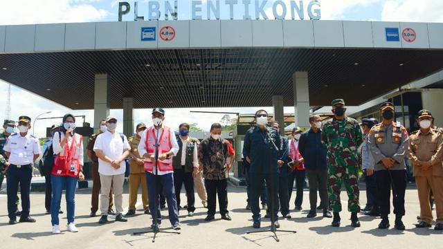 Menteri Perhubungan Budi Karya Sumadi bersama Ketua Komisi V DPR RI Lasarus pada Minggu (19/9), meninjau Pos Lintas Batas Negara (PLBN) Aruk dan Entikong di Kalimantan Barat. (Dok Kemenhub)