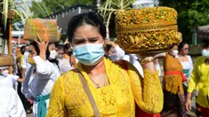 Umat Hindu membawa sesaji saat akan berdoa pada perayaan Hari Raya Kuningan di Pura Sakenan, Pulau Serangan, Denpasar, Bali, Sabtu (20/11/2021). Kuningan merupakan hari terakhir perayaan Galungan yang diyakini sebagai hari naiknya roh suci leluhur kembali ke surga. (Sonny TUMBELAKA/AFP)