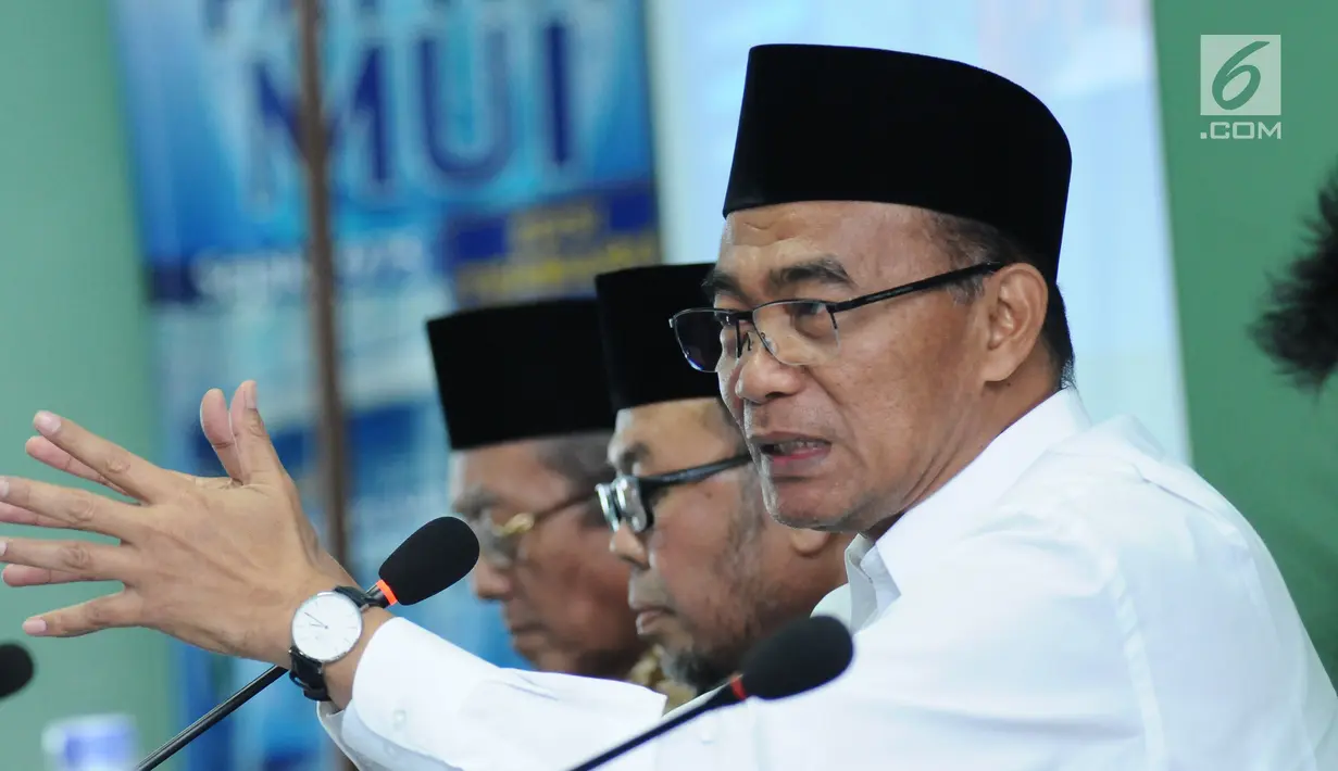 Mendikbud Muhadjir Effendy memberi keterangan pada Rapat Pleno ke-19 Dewan Pertimbangan MUI di Jakarta, Rabu (23/8). Selain rapat juga dilakukan Dialog Kebijakan Pendidikan Nasional dan Kepentingan Umat Islam. (Liputan6.com/Helmi Fithriansyah)