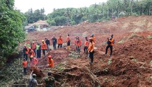 Tim SAR gabungan melakukan pencarian korban longsor di Desa Cibeunying, Majenang, Cilacap, Jawa Tengah. (Liputan6.com/ Dok Basarnas Cilacap)