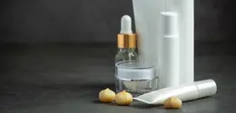 Beberapa kandungan skincare yang sebaiknya tidak terpapar sinar matahari. (foto: jcomp/freepik)