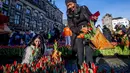 Orang-orang memetik tulip pada Hari Bunga Tulip Nasional di Dam Square, Amsterdam pada 19 Januari 2019. Acara ini merupakan awal musim bunga tulip internasional yang secara resmi dimulai hingga akhir April mendatang. (Robin Utrecht / ANP / AFP)