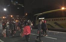 Beginilah aksi anarkis massa mencari pendukung Persib di jalan tol