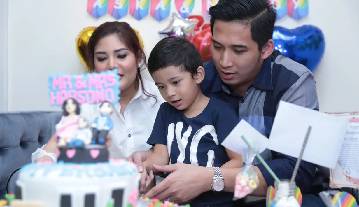 "4 hari sih (persiapannya). Jadi awalnya Temen nawarin buat surprise, aku bilang yaudah, tpi saya nggak bisa ikut dan saya serahin full ke Erich (asisten Nindy)," kata Aska. (Adrian Putra/Bintang.com)