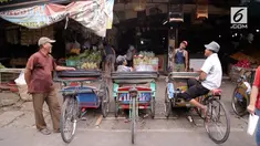 Gubernur DKI Anies Baswedan berencana melegalkan kembali becak di lingkungan Jakarta.