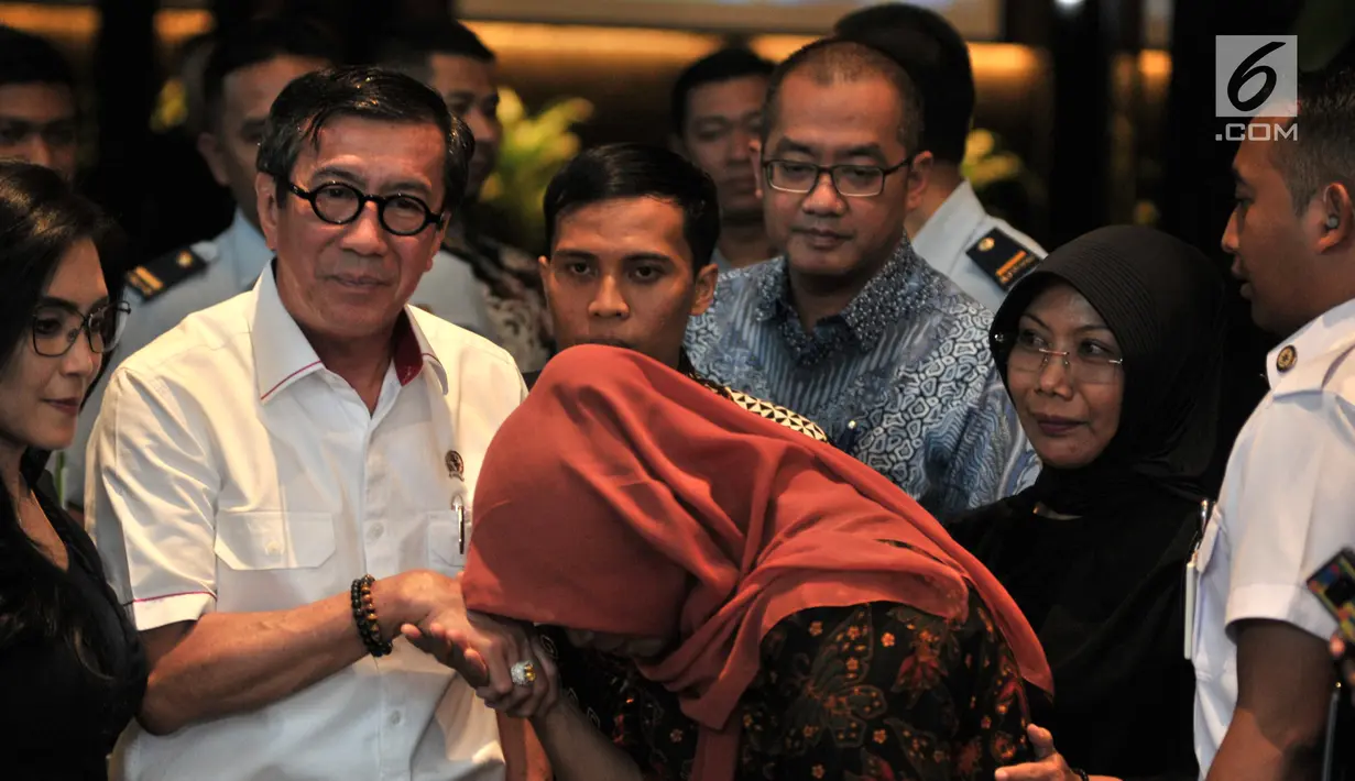 Terpidana kasus pelanggaran ITE Baiq Nuril mencium tangan Menkumham Yasonna Laoly usai menggelar pertemuan di Kantor Menkumham, Jakarta, Senin (8/7/2019). Baiq Nuril menegaskan tak akan menyerah berjuang memenangkan kasusnya. (merdeka.com/Iqbal Nugroho)