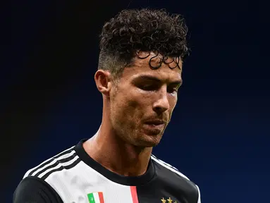 Penyerang Juventus, Cristiano Ronaldo, tampak kecewa usai timnya kalah saat menghadapi AC Milan pada laga lanjutan Serie A di San Siro, Rabu (8/7/2020) dini hari WIB. Juventus kalah 2-4 atas AC Milan. (AFP/Miguel Medina)