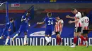 Pemain Chelsea Tammy Abraham (kedua kiri) melakukan selebrasi usai mencetak gol ke gawang Sheffield United pada pertandingan Liga Premier Inggris di Stadion Stamford Bridge, London, Sabtu (7/11/2020). Chelsea menang 4-1. (Ben Stansall/Pool via AP)