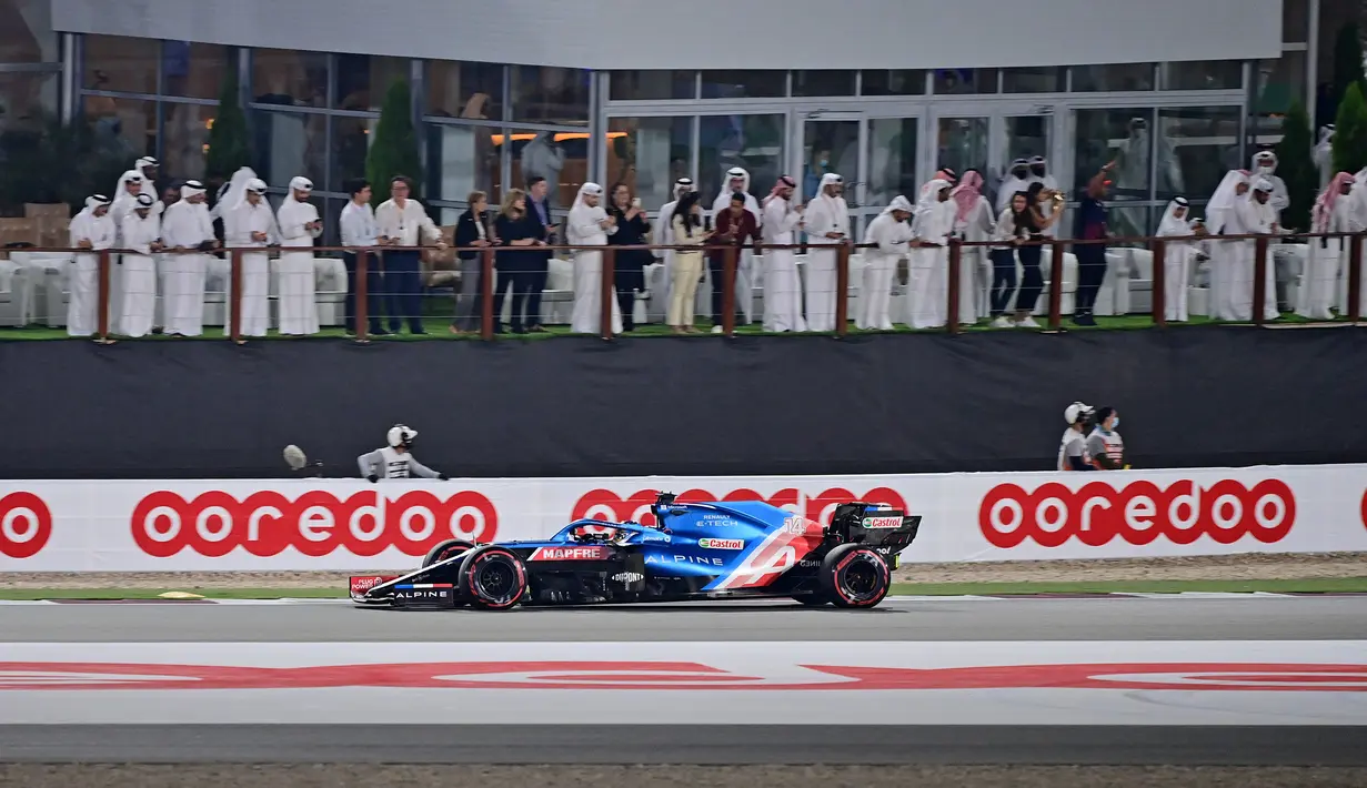 Perebutan podium terakhir berlangsung sengit antara Fernando Alonso dan Perez. Strategi berani Alonso untuk tidak mengganti ban sukses usai Virtual Safety Car (VSC) menyala setelah marshal harus membersihkan serpihan dari mobil Nicolas Latifi yang juga mengalami pecah ban. (AFP/Karim Jaafar)