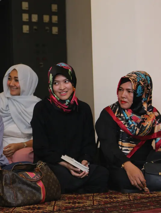 "Yang saya tahu dia anak yang taat kepada orangtuanya ya, taat sama ibunya, taat sama bapaknya. Saking jaga gitu ya sampai kayak gitu kemarin ya, itu taat kepada orangtuanya," kata Ayu Azhari. (Adrian Putra/Bintang.com)