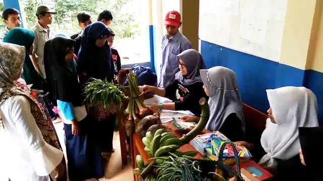 Orang tua mengantar anak-anak menyambut masa depannya cukup dengan hasil bumi di sekolah alam MTs Pakis, Gunung Lurah, Cilongok, Banyumas,. (Foto: Liputan6.com/Muhamad Ridlo)