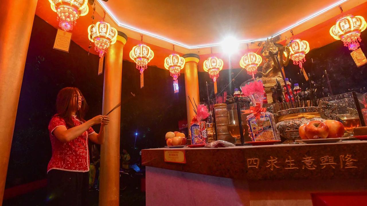 FOTO: Khidmat Sembahyang Malam Imlek di Wihara Kwan In Thang Tangerang Selatan