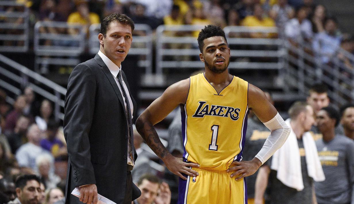 Pelatih Los Angeles Lakers, Luke Walton, (kiri) dan guard D'Angelo Russell  terliihat kecewa saat kalah dari Phoenix Suns 94-98 pada laga NBA preseason basketball game di Anaheim, California (22/10/2016). (AP/Kelvin Kuo)