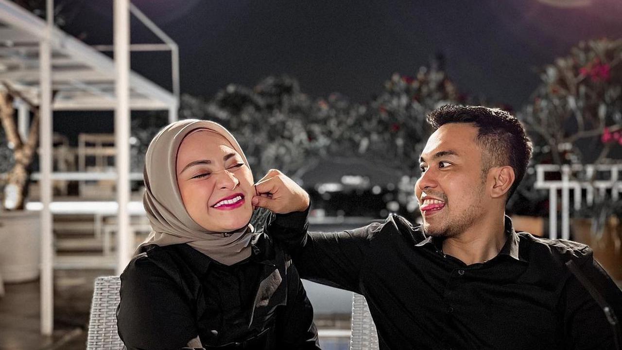 Nathalie Holscher memperlihatkan kemesraannya dengan sang kekasih saat makan malam bersama. (Foto: Instagram/@nathalieholscher)