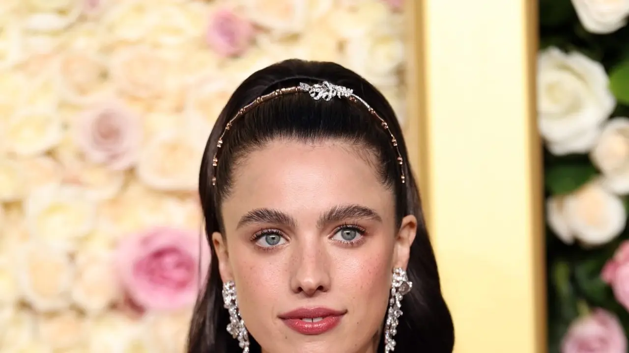 Gaya Elegan Margaret Qualley dengan Gaun Putih di Golden Globes 2025, Dibuat 400 Jam dan 7.000 Elemen Bordir