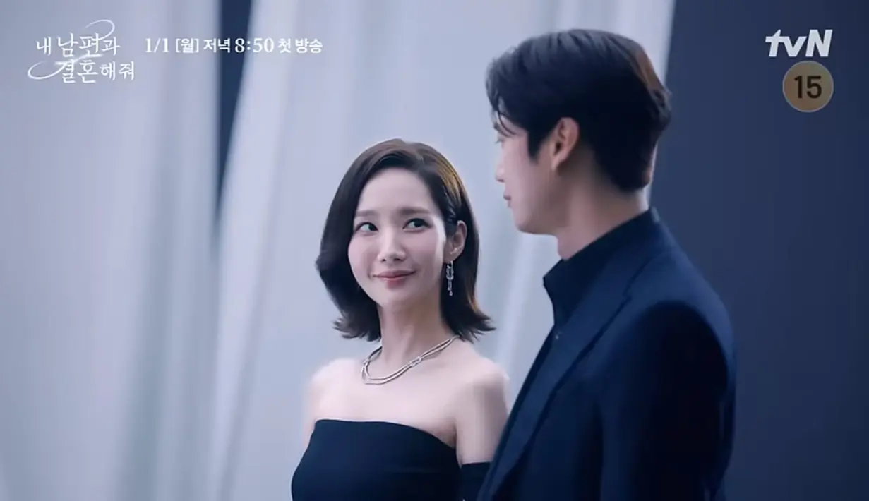 Kang Ji Won meraih tangannya, dan keduanya saling menatap, memperlihatkan kerja tim mereka untuk melawan Park Min Hwan dan Jung Soo Min. (Foto: YouTube/ tvN drama)