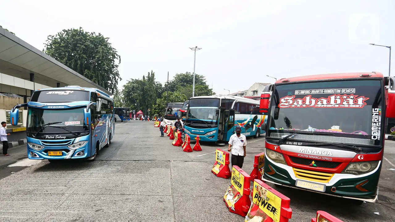 Calon Penumpang Padati Terminal Kalideres