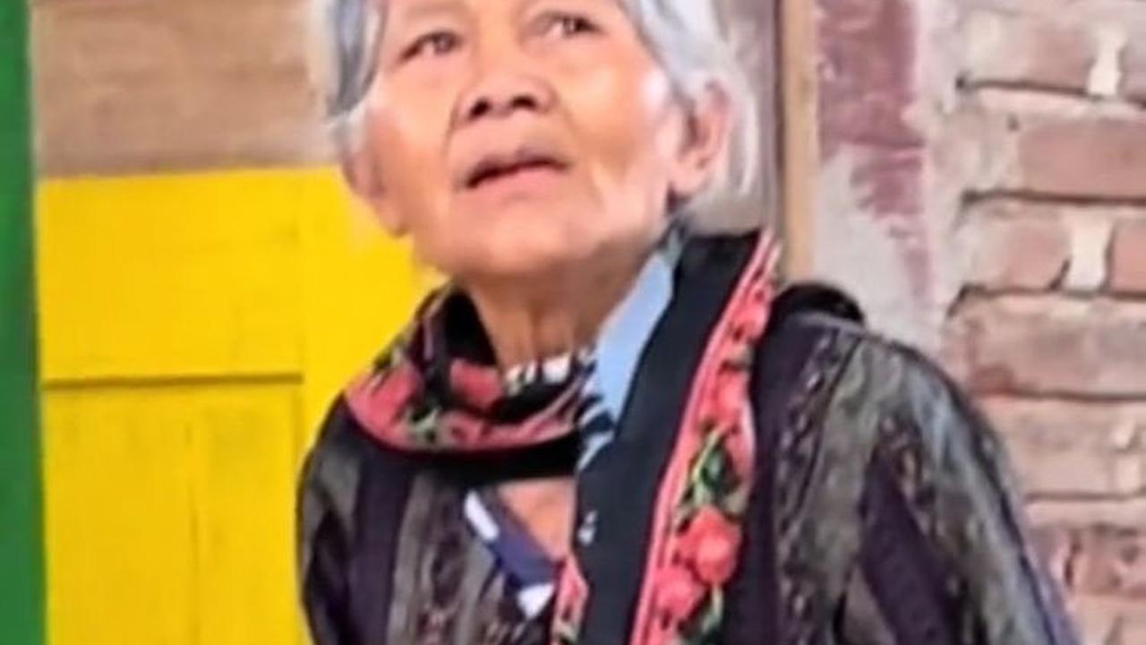 Setelah memberi kejutan keluarga di rumah, ia juga membuat neneknya kaget karena pulang tanpa kabar.