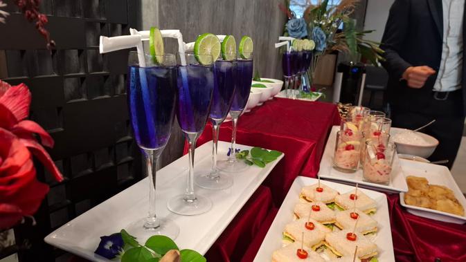 Sensasi Welcome Drink Bunga Telang: Dipetik Langsung dari Hotel di Pusat Makassar